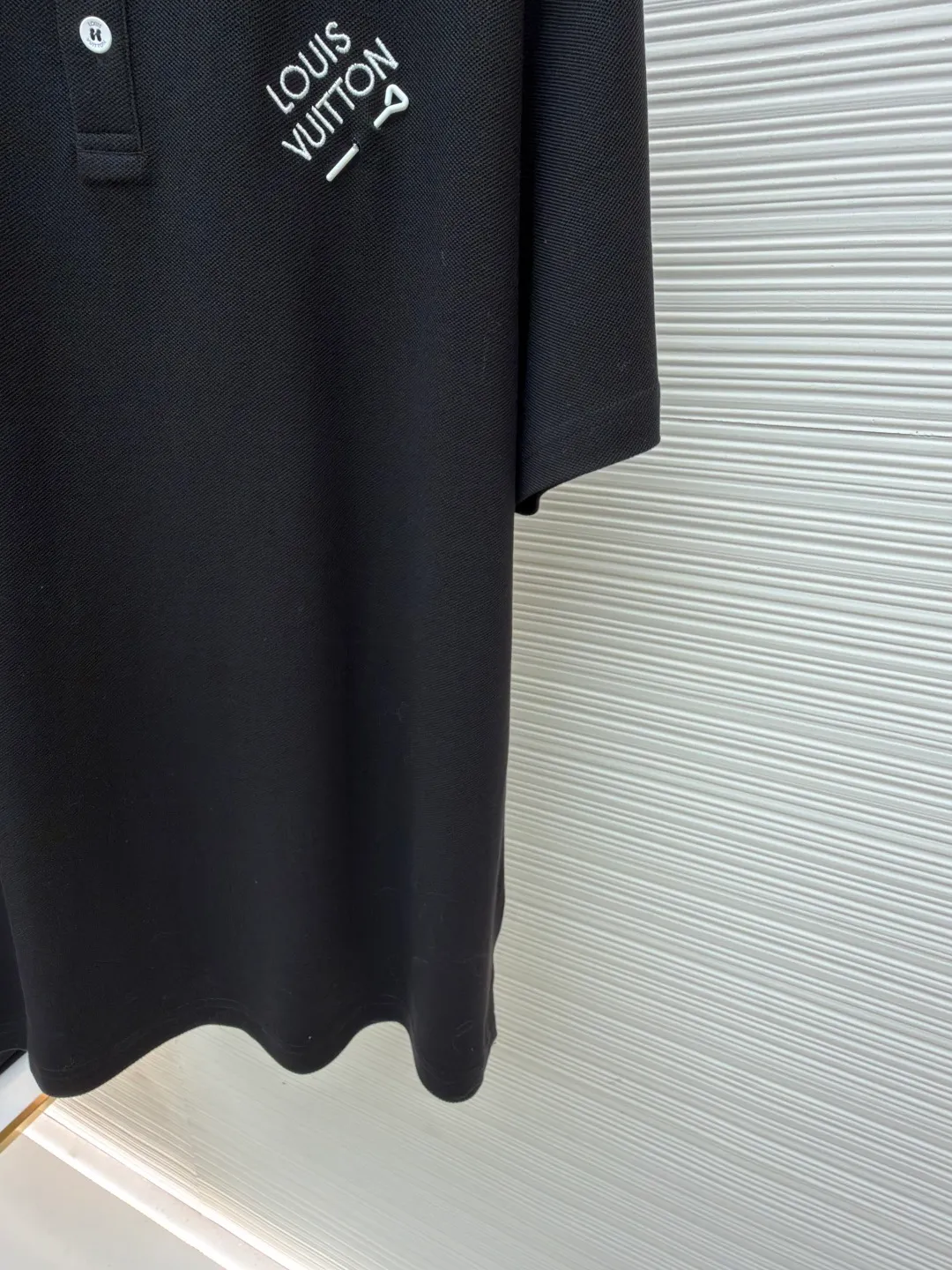 LOUIS VUITTON pin embroidered polo shirt ●Original version: purchased and developed for 6500 ●Item number: 1681203-A35 ●Fabric: pique cotton fabric ●Technology: embroidery production ●Color: black ●Version: fitted version ●Weight: about 310 grams ●Size: XS-S-M-L ●Description: The fabric is made of customized 6-corner piqué cotton, with unique shape and texture, which is breathable and comfortable, not easy to deform and has greatly increased durability; the flat-knit thread dyeing for the neckline ensures that the color of the neckline perfectly matches the overall tone of the clothes. The flat-knit thread production process makes the neckline highly elastic and fits the neck without feeling constrained when worn; a keyhole is specially made under the embroidery, and custom-made pin accessories are strung together as decorative highlights to add a sense of fashion and uniqueness to the clothes. The overall wiring is straight and delicate, the fabric is comfortable and soft, and the color is consistent without color difference. It can be matched with the same style to create a fashionable look and control various occasions. Customized accessories, complete with three standards, same style for men and women!
